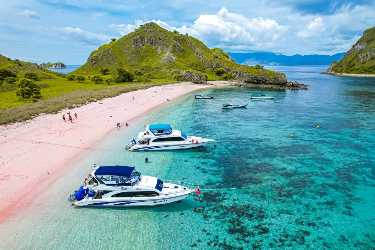 what to expect at Pink Beach